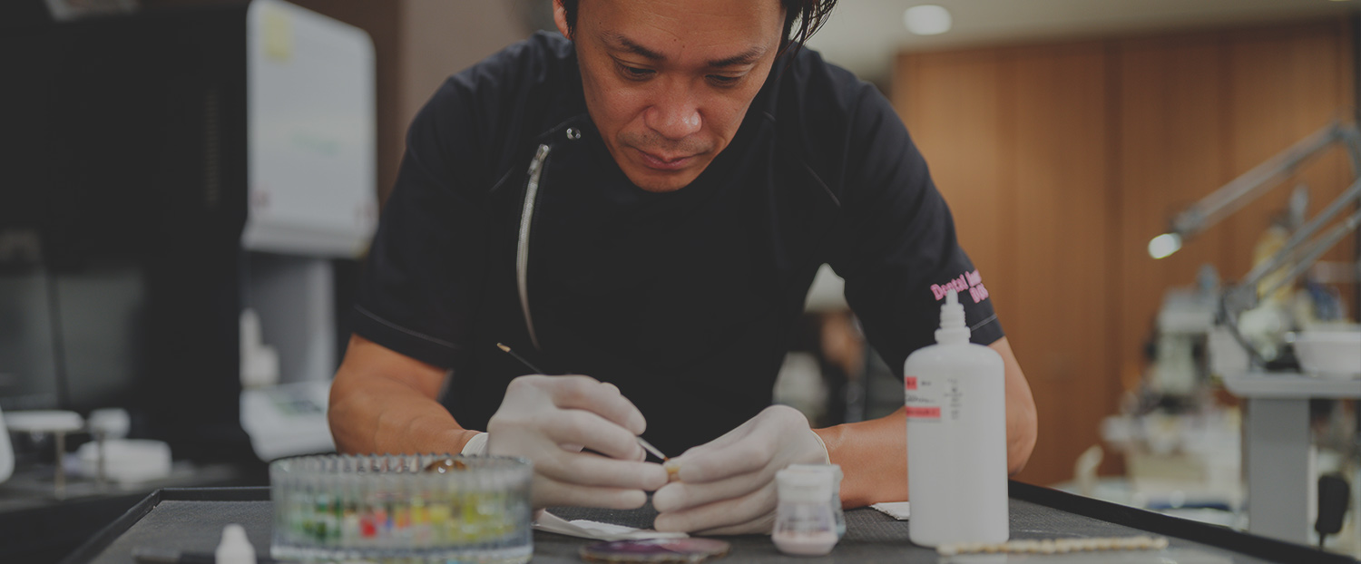 ひとつひとつ丁寧に。歯科技工士の卓越した技術にこだわる。